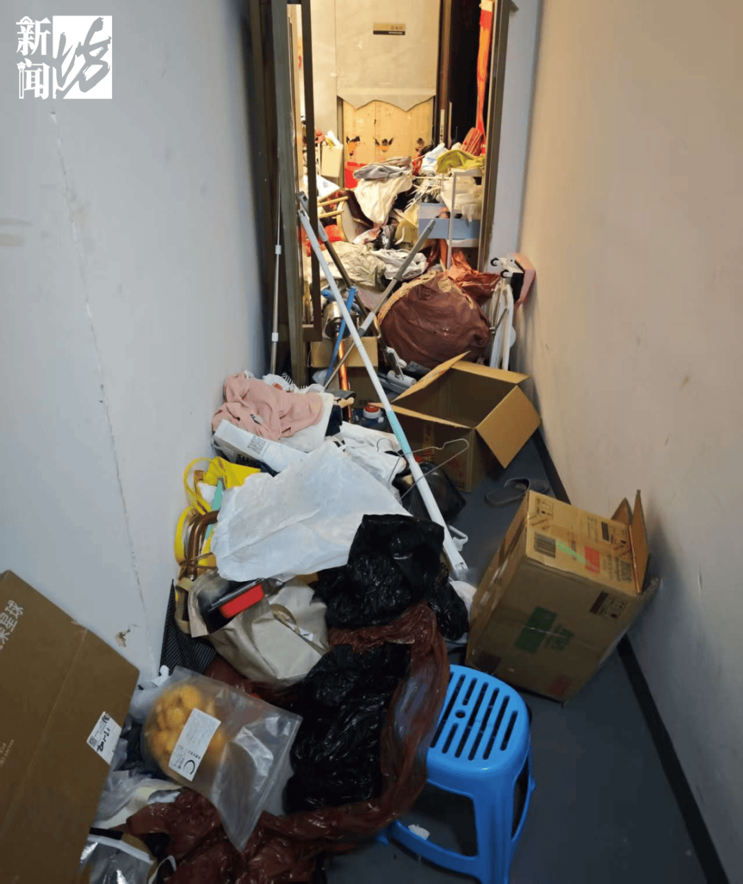 皇冠体育App下载_垃圾堆满皇冠体育App下载,臭到离谱!上海顶流豪宅业主也拾荒?邻居直呼倒大霉,不能忍!