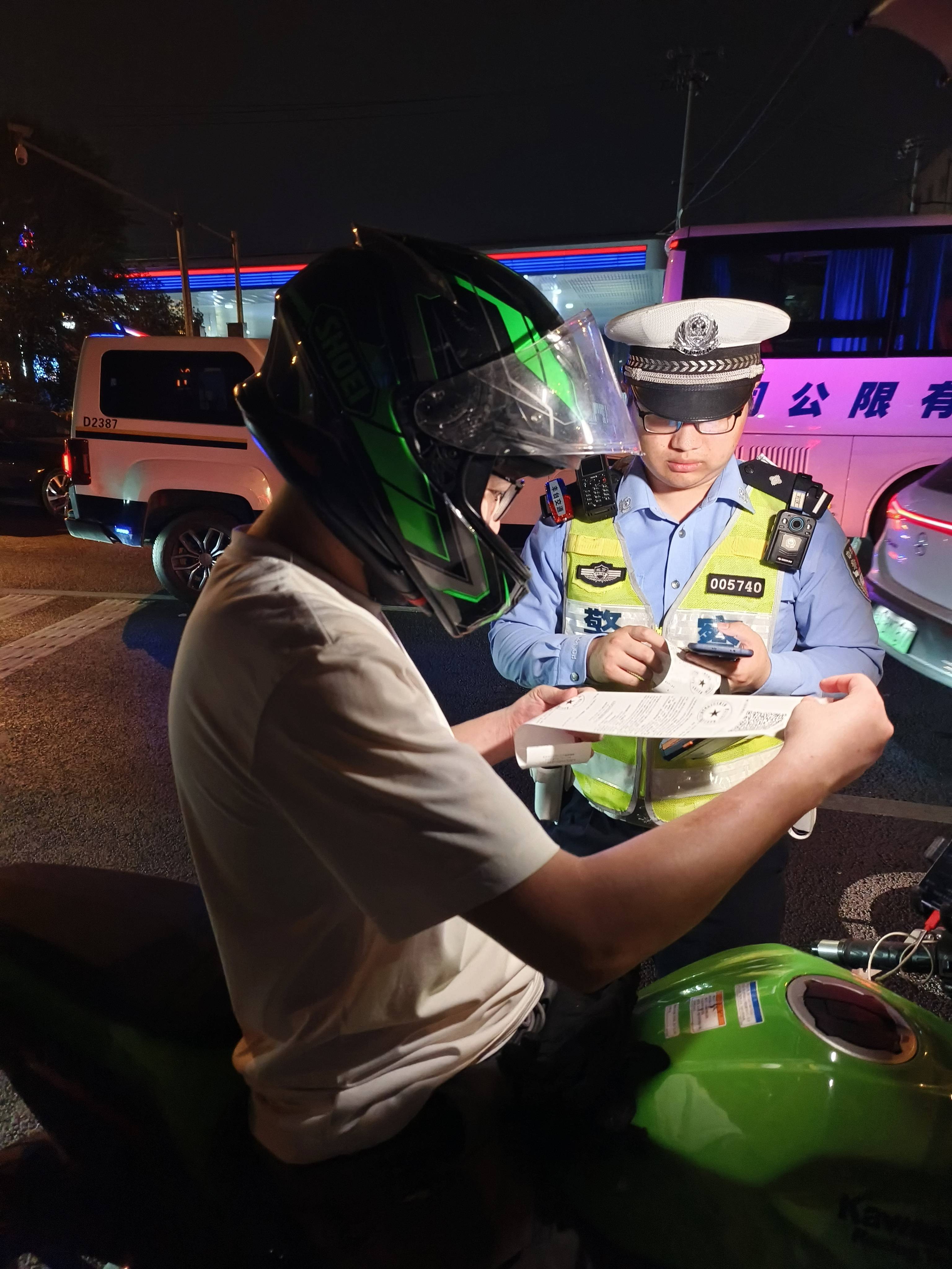 皇冠信用网登2_北京警方夜查皇冠信用网登2，京B摩托车进四环被当场拦下