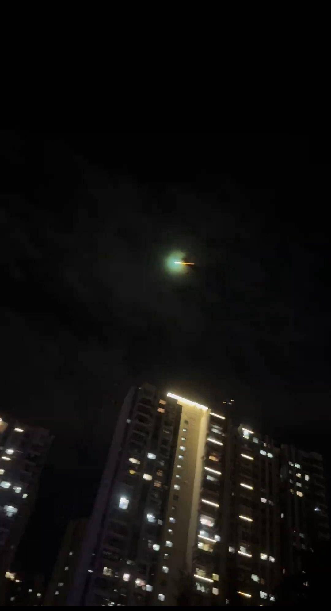 西班牙足协甲组联赛_福建多地夜空现不明飞行物？目击者称速度极快放蓝绿色光芒西班牙足协甲组联赛，专家回应