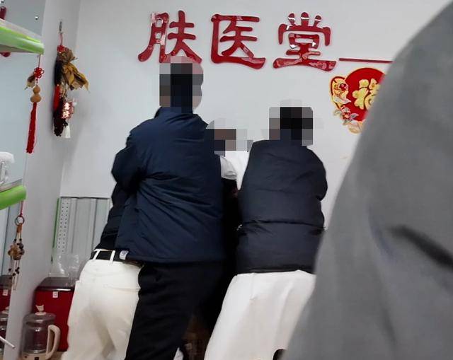 皇冠信用网代理注册_打假博主被店主用30cm砍刀追砍皇冠信用网代理注册，警方：行政拘留五日；博主：将申请行政复议