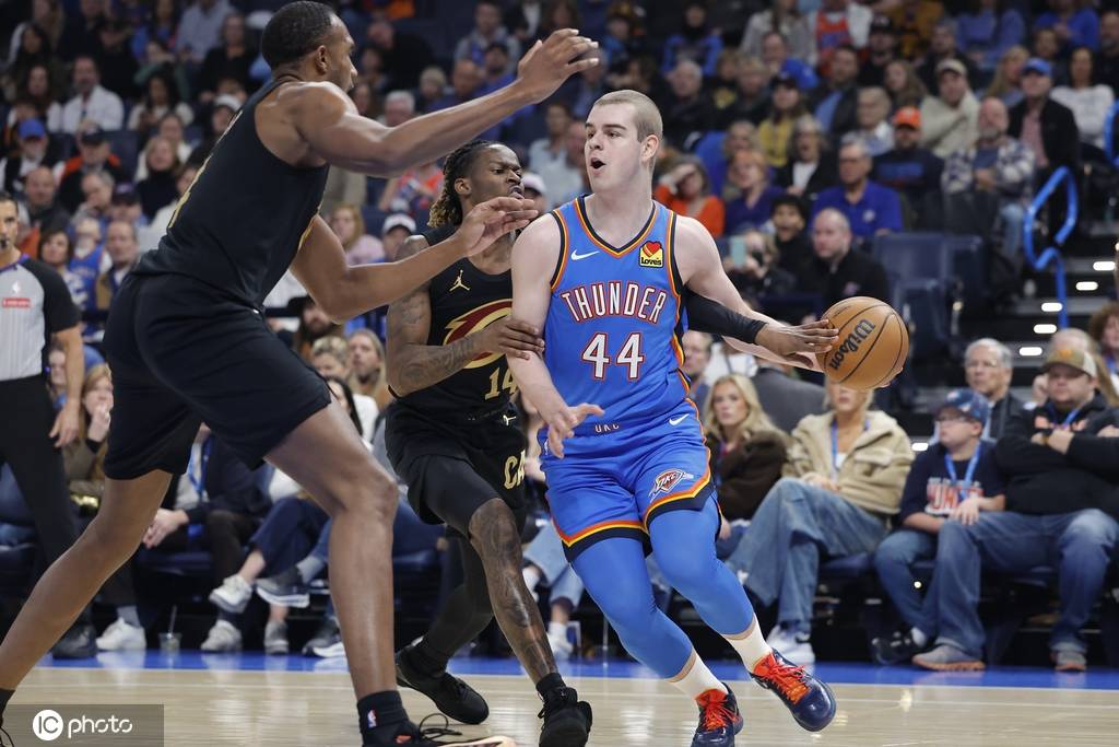 皇冠d盘_哈登20+9米切尔20+7+5 乔22分雷霆终结骑士七连胜