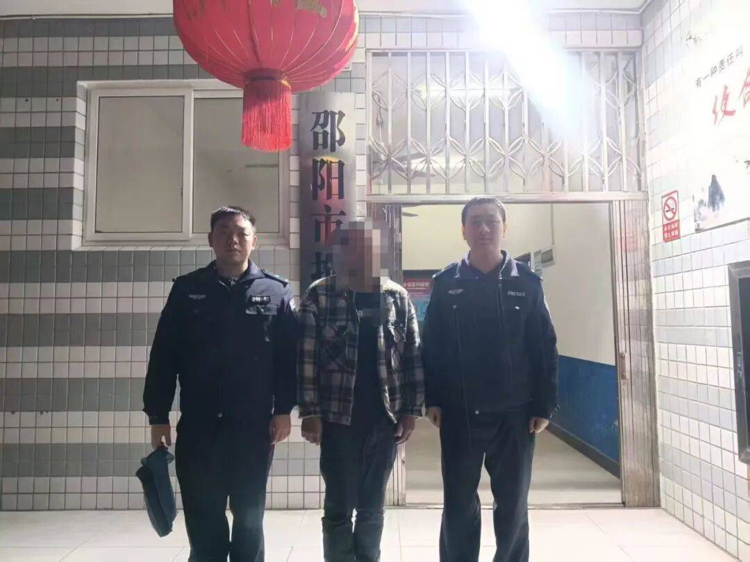 皇冠abcd类型网 _男子向父亲索要钱财未果皇冠abcd类型网 ，为泄愤从7楼砸下家具！警方：行拘5日
